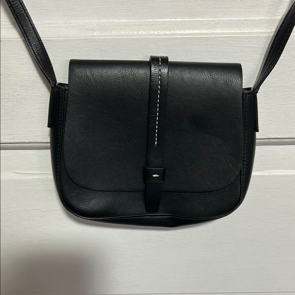 Elegant Black Crossbody Bag with Structured Design - Picture 2 of 10